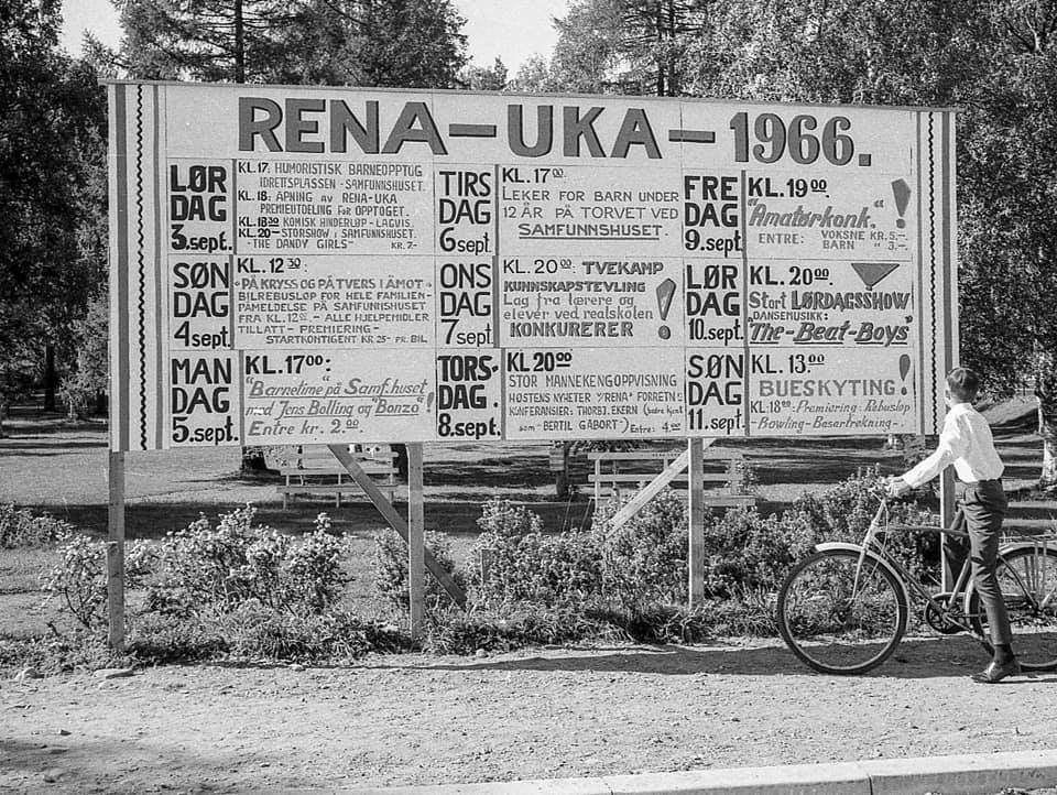 Rena sentrum under Renadagene med mye folk og liv i gatene